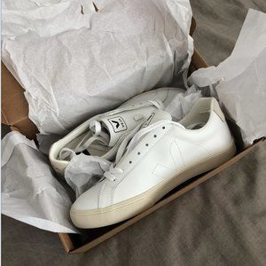NEW Veja Esplar Sneakers (size 39/US8)